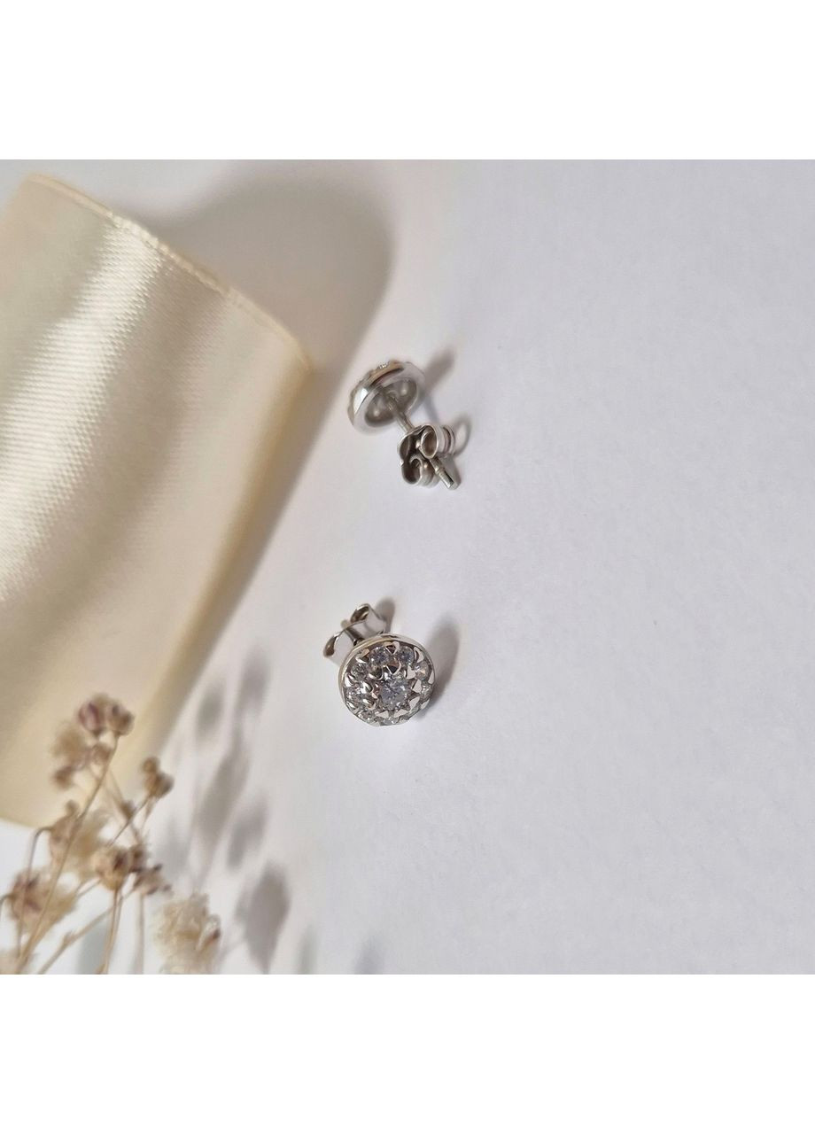 Серебряные гвоздики на фиксаторах Круг в Белых камнях серебро 925 пробы Родированное 1617пус 1.32г Nobrand (366870934)