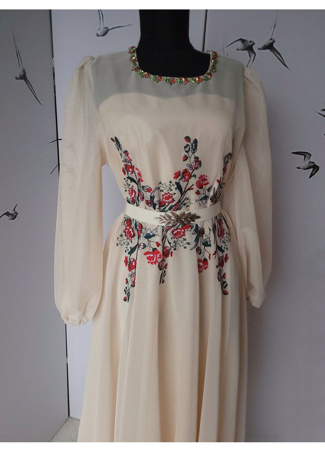 Бежева вечірня сукня жіноча ошатна з вишивкою No Brand