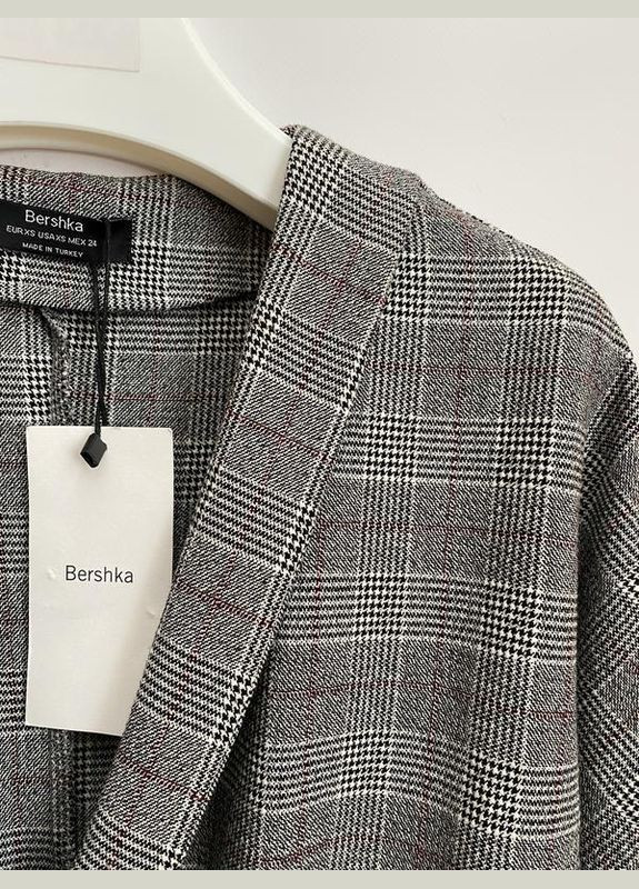 Серое платье в клетку платье на запах серое на запах Bershka в клетку