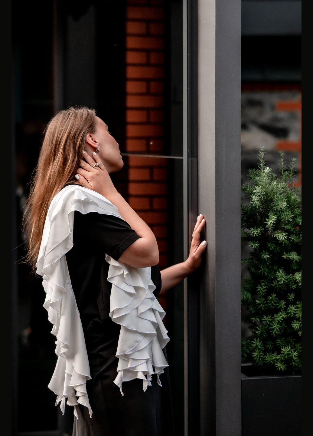 Футболка чорна з воланом ALNEST - (295689327)