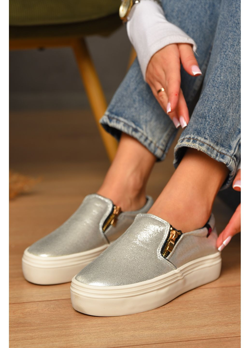 Сліпони жіночі сріблястого кольору Let's Shop (365410050)