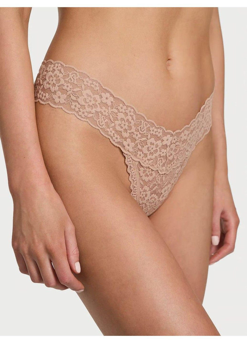 Трусики-стрінги жіночі мереживні Lace Thong Panty бежеві Victoria's Secret (349729508)