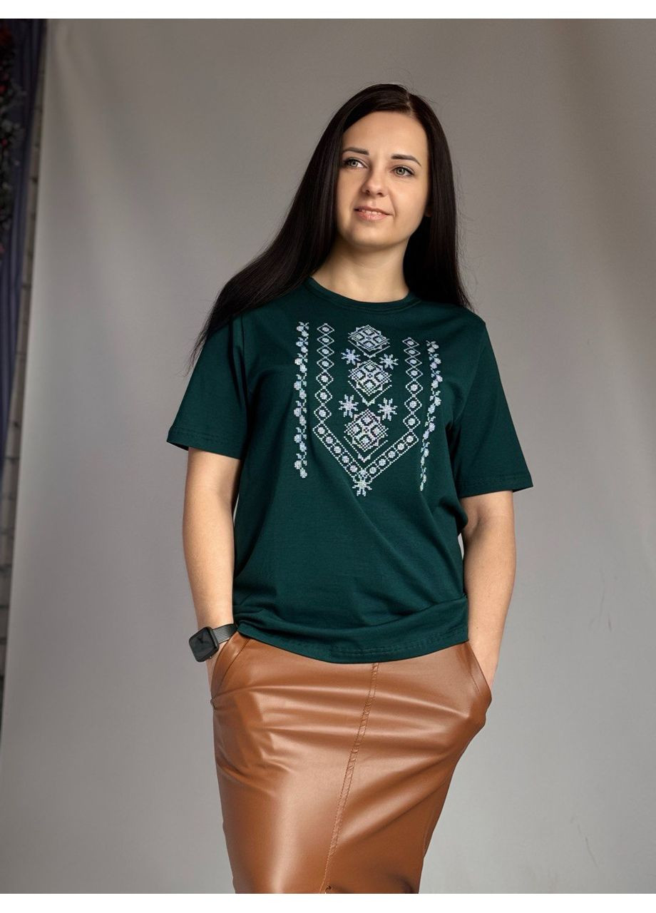 Смарагдова жіноча футболка вишиванка смарагдового кольору вишита біло-блакитним хрестиком візерунок орнамент пряма стрейч кулір (354788242)