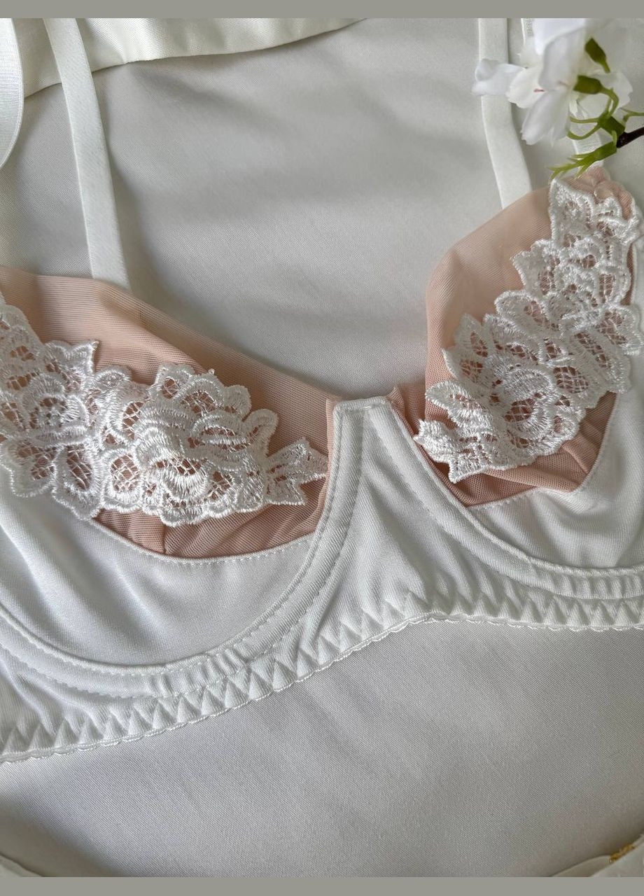 Білий ніжний комплект жіночого білизни з поясом та гартерами Simply sexy