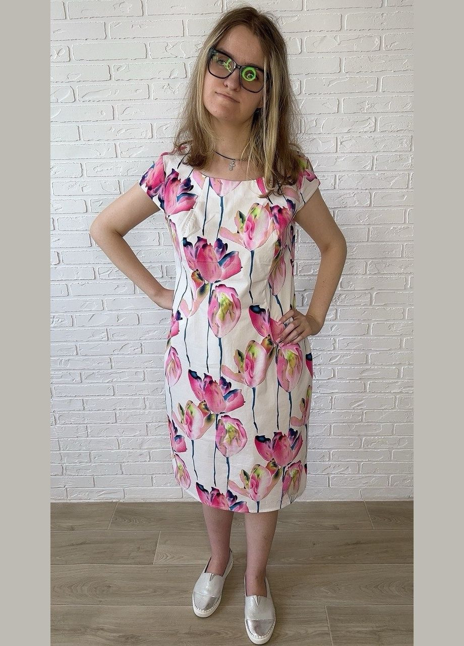 Білий повсякденний, кежуал біле бавовняне літнє жіноче плаття-футляр міді з квітковим принтом з рожевими тюльпанами сукня-футболка, футляр No Brand з квітковим принтом