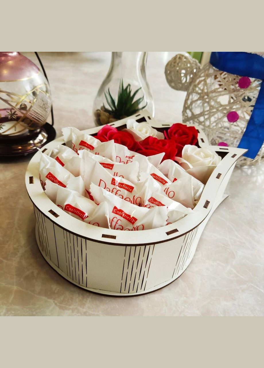 Подарунковий міні боксик із Raffaello і троянд для дівчини (ar3\1) No Brand (315888854)