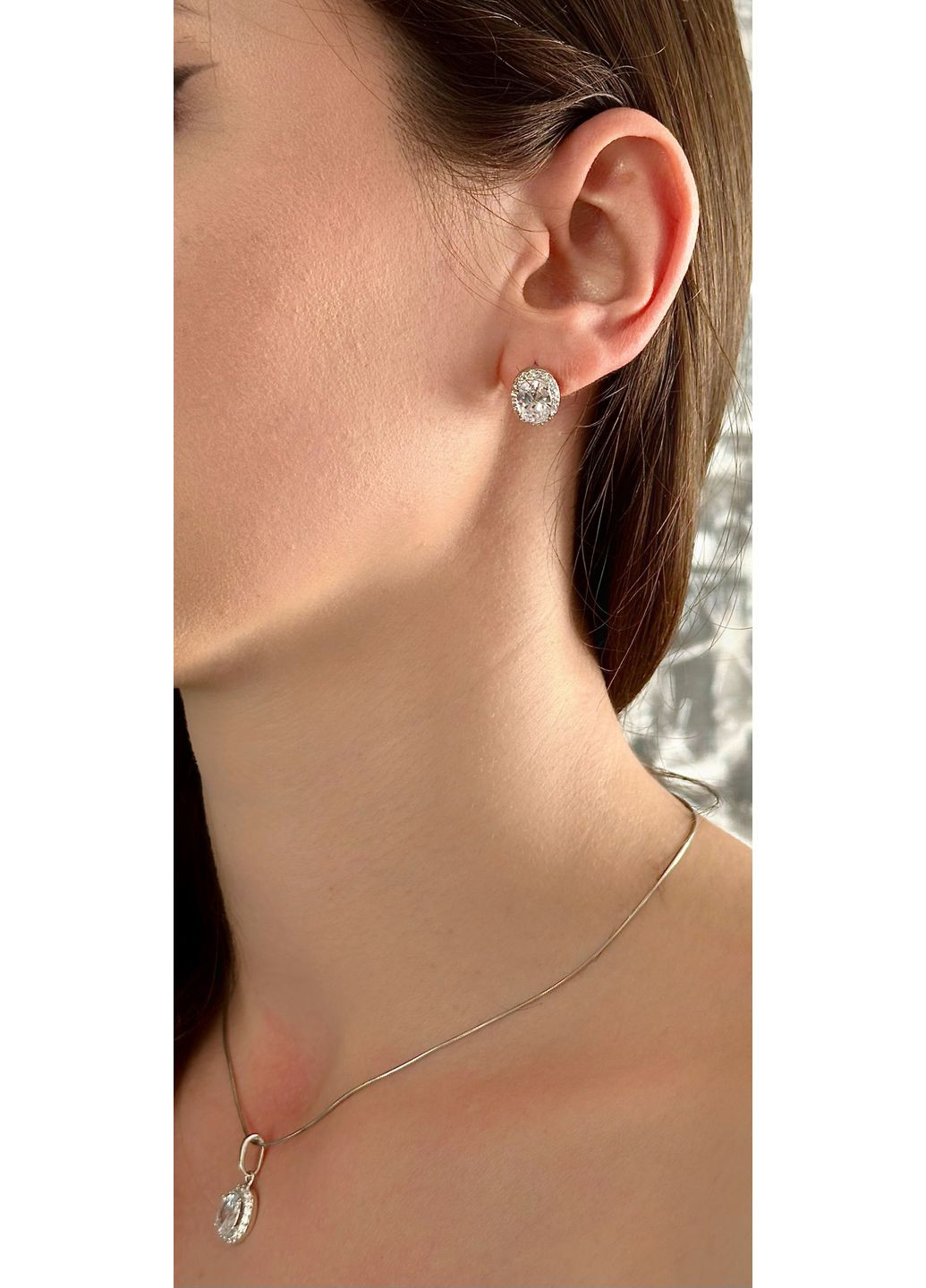 Серебряные серьги с белым кубическим цирконием покрыты родием - утонченность в каждой детали. Family Jewelry House (351897815)