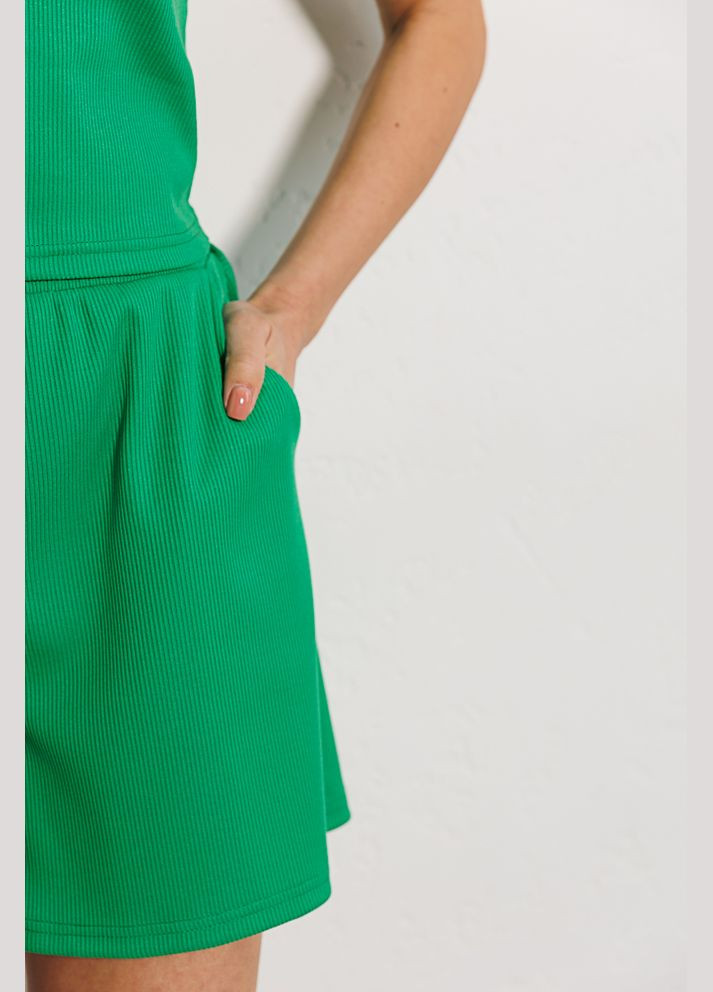 Женский летний костюм в рубчик с шортами и кроп-топом зеленый Arjen (289787367)