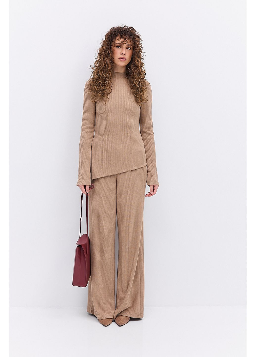 Жіночий трикотажний костюм в рубчик з асиметричним низом у кофті розмір Arjen (373682361)