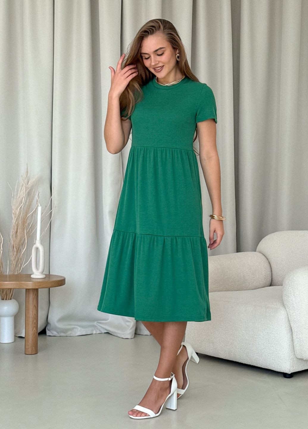 Зеленое пляжное, повседневный, кэжуал свободное летнее платье трапеция в рубчик с короткими рукавами клеш, платье-футболка, а-силуэт Merlini однотонное