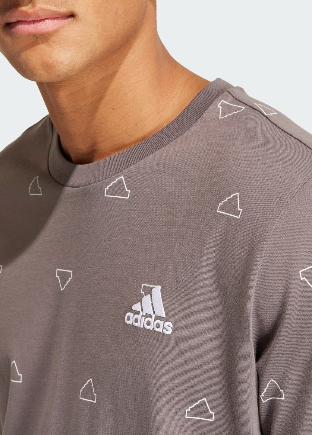 Коричнева футболка з монограмою seasonal essentials adidas