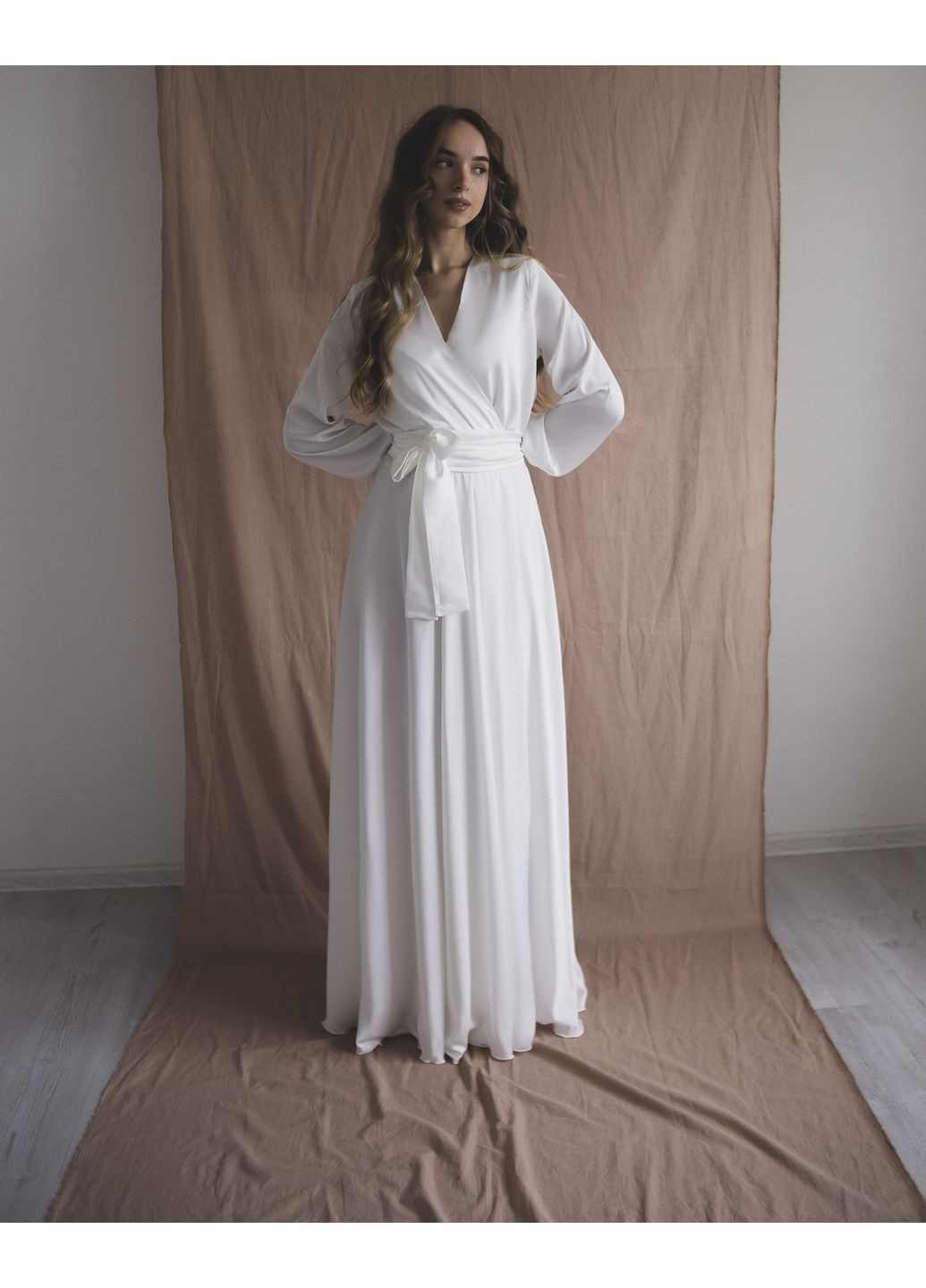 Молочна коктейльна, вечірня мінімалістична сукня максі з запаховим дизайном на запах No Brand однотонна