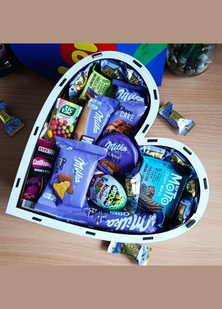 Подарунковий бокс серце з принтом «Love is...» із солодощами для дівчини або дитини (ar168) No Brand (317348279)