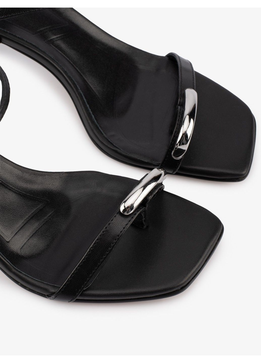 Черные женские босоножки 1101146 Buts с ремешком