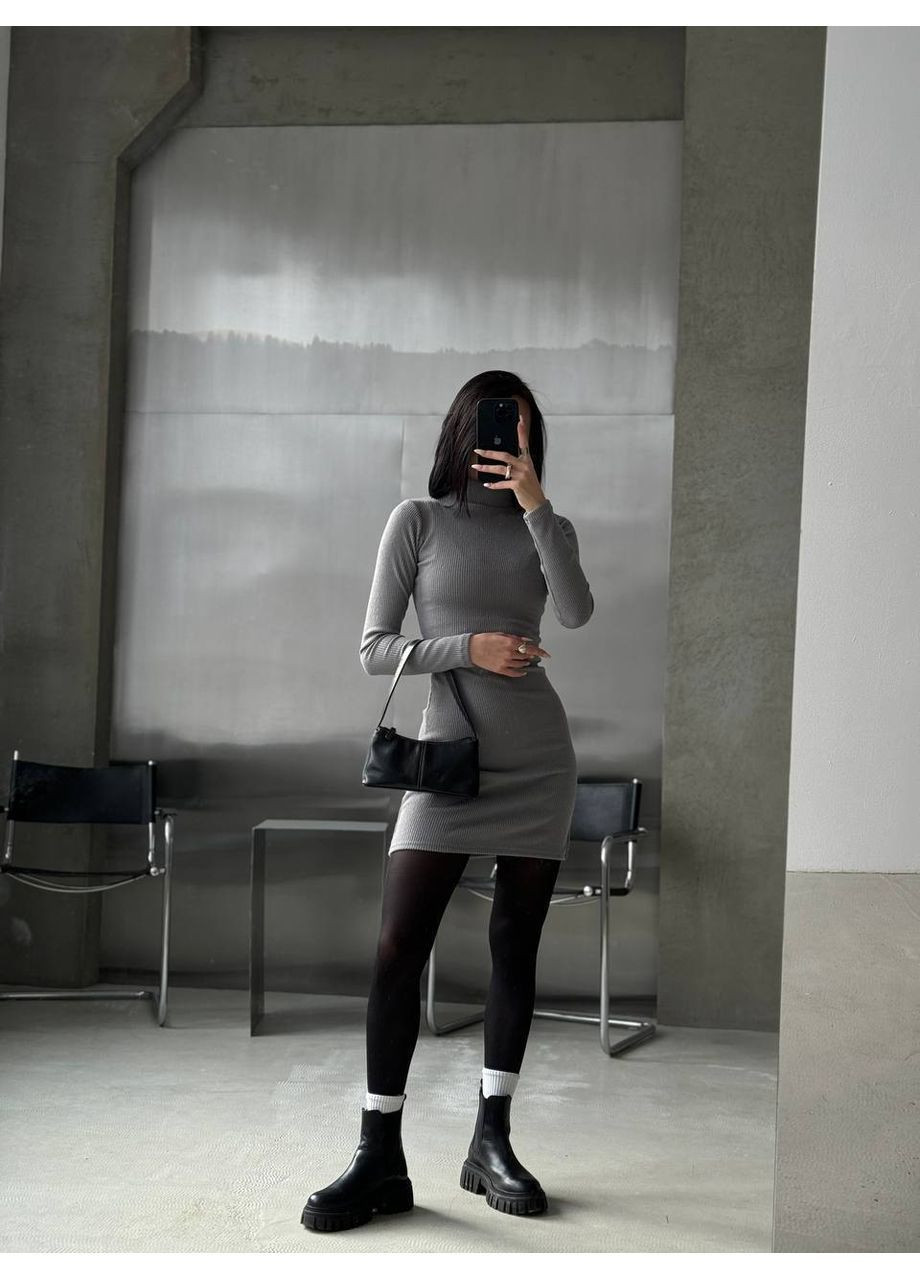 Серое платье в рубчик No Brand