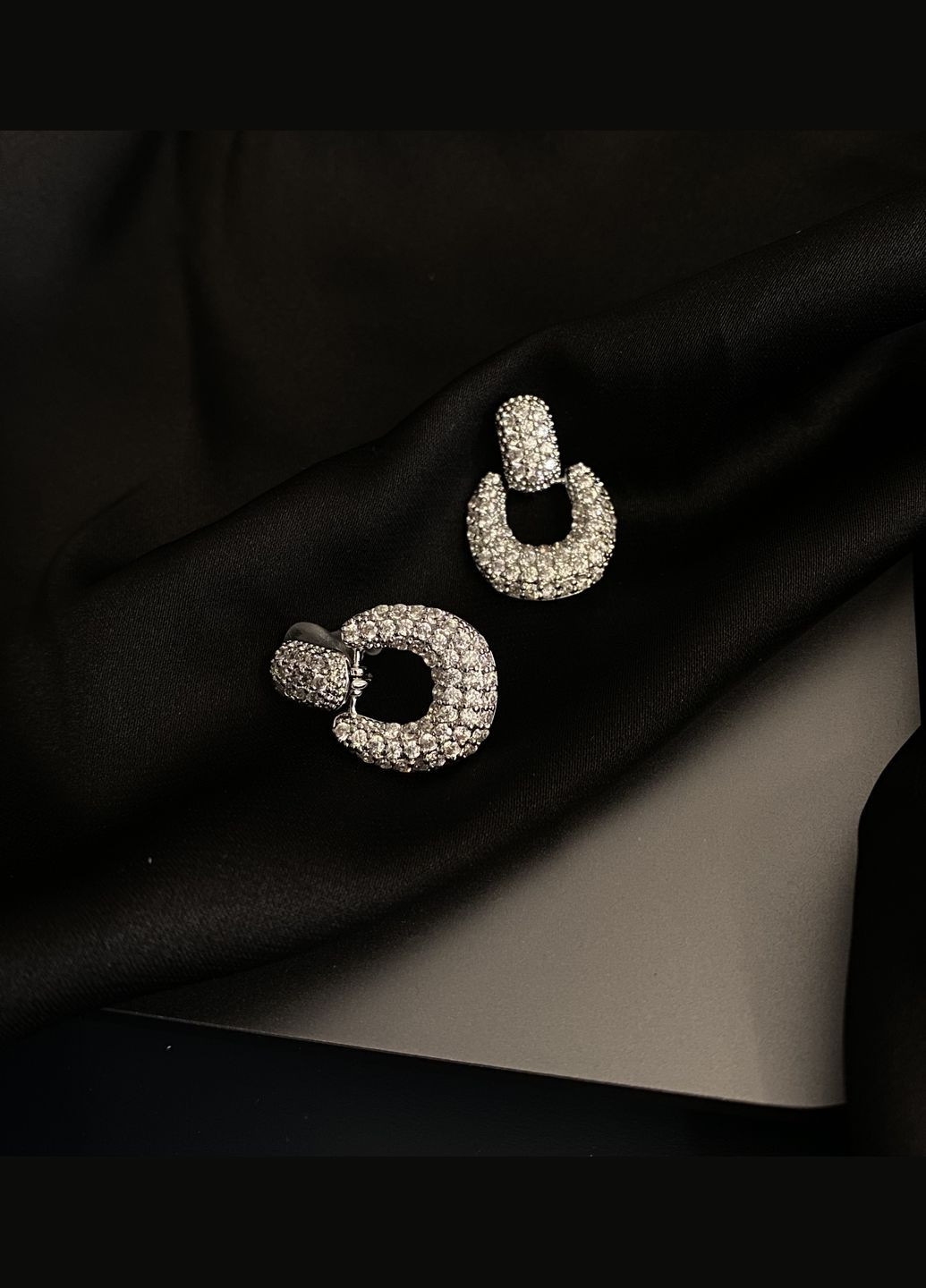 Серьги с камешками серебряного цвета 33127 Fashion (332165004)