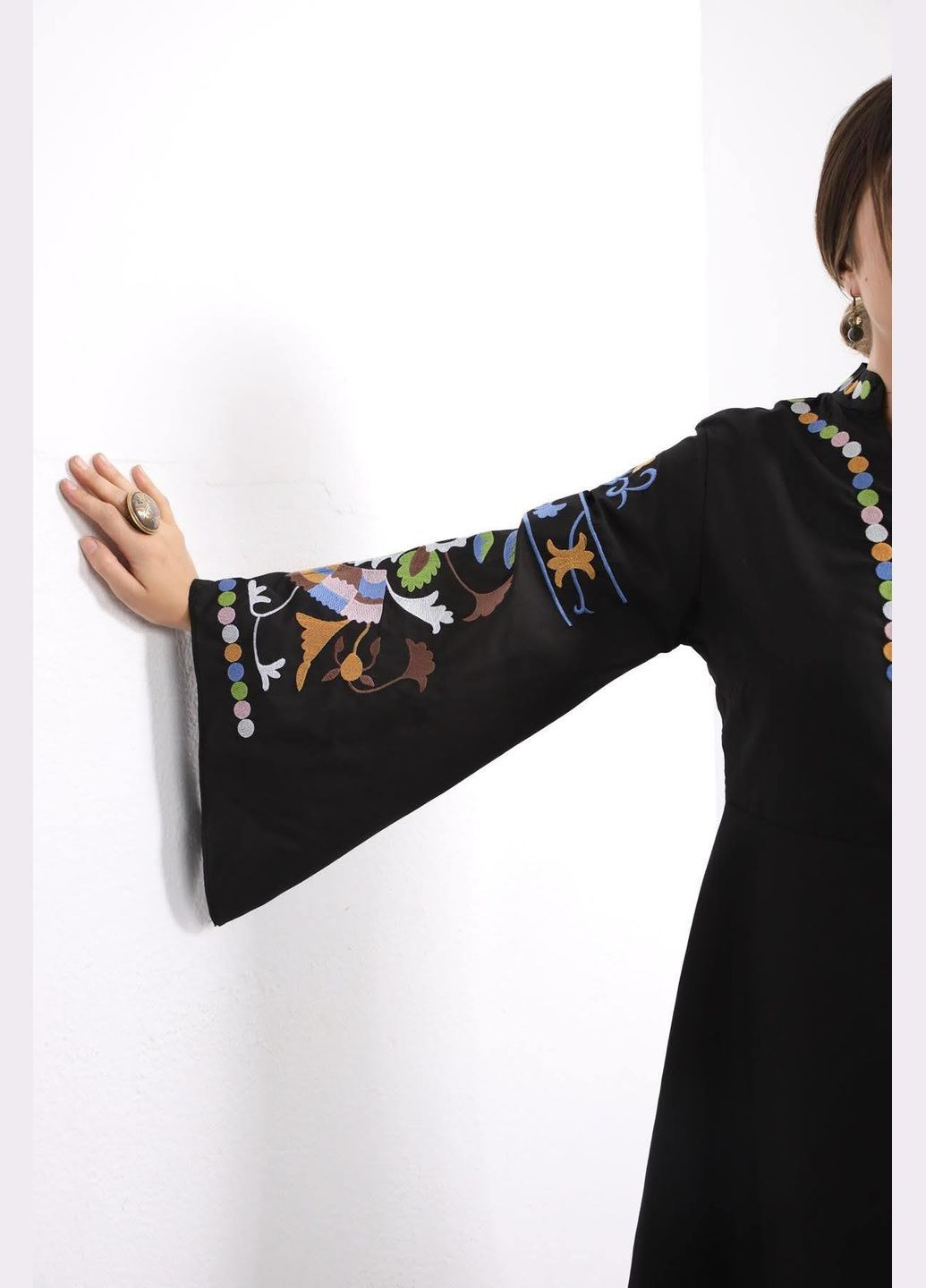 Черное женское платье меди с яркой вышивкой ESQ