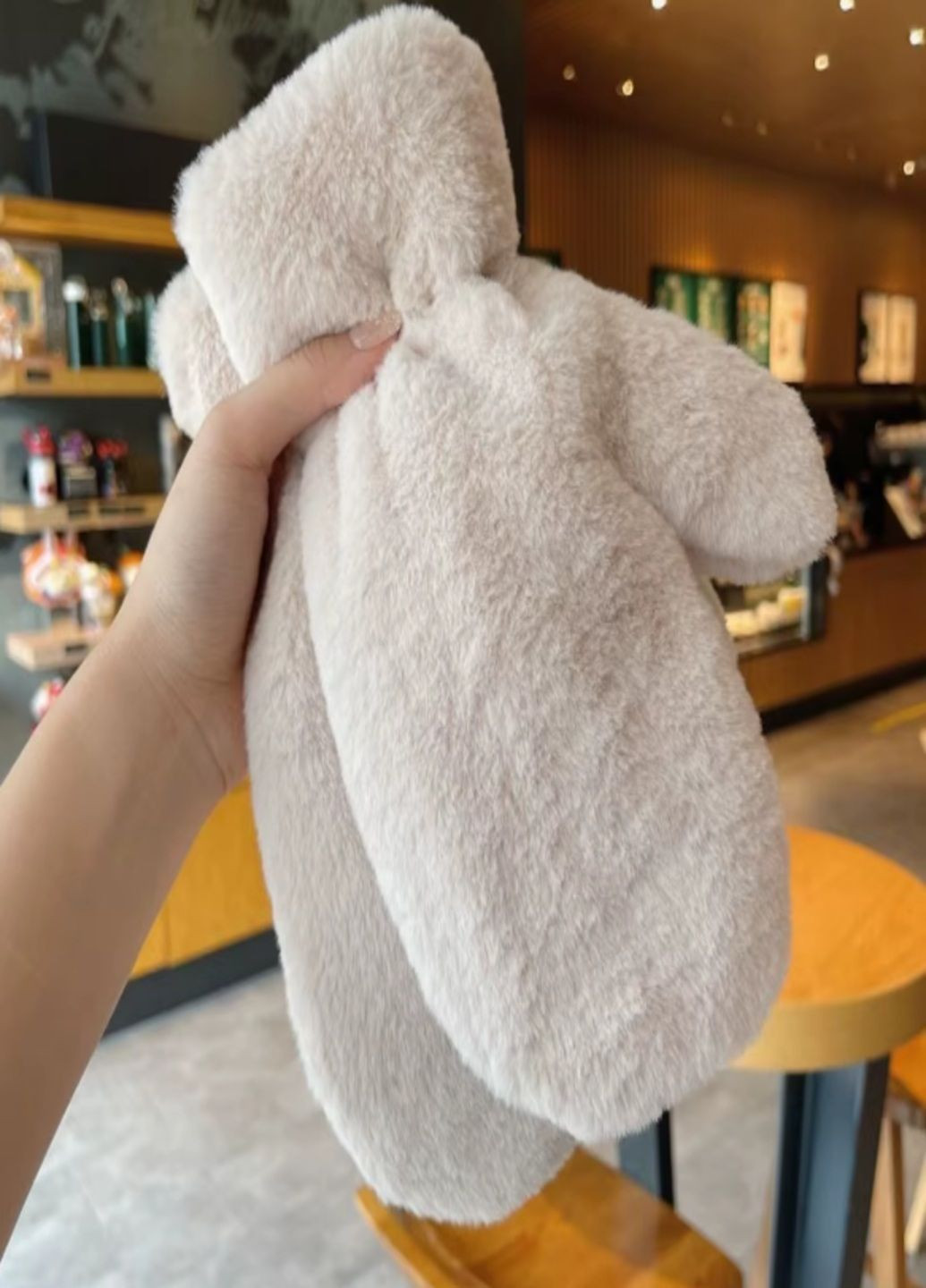 Рукавички еко-хутро світло-бежеві Пухнасті Рукавиці світло-бежевого кольору хутряні рукавички зимові еко хутро one size No Brand (366448616)