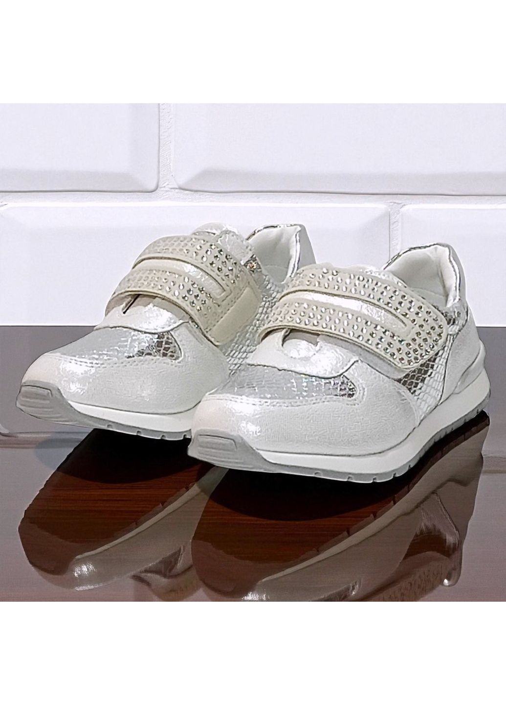 Сріблясті осінні ортопедичні кросівки на липучках для дівчинки клібі Clibee