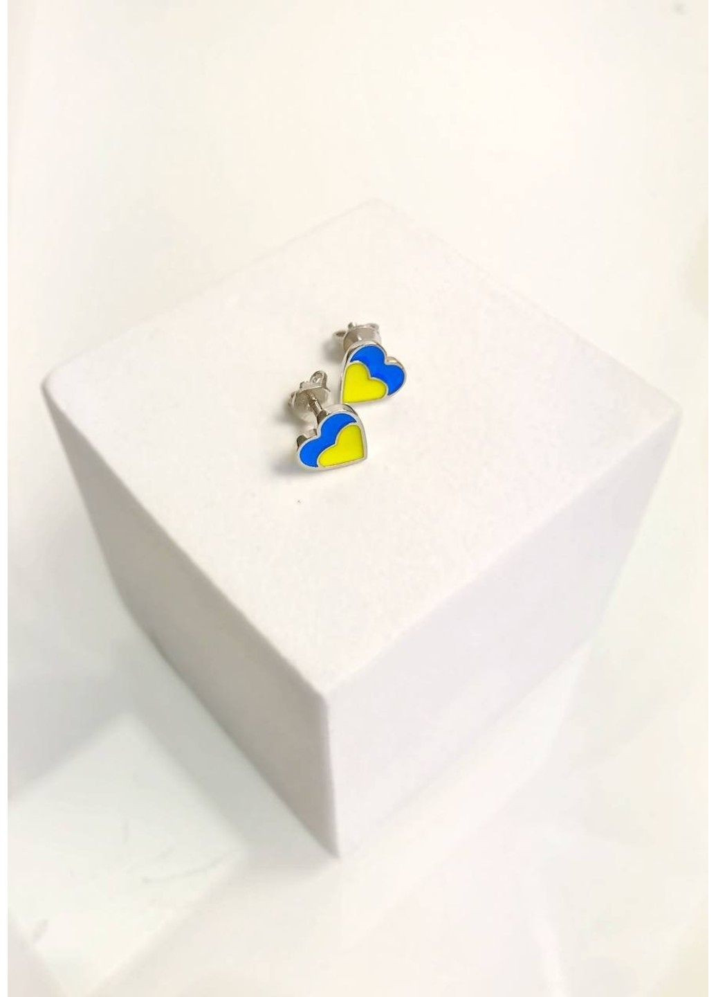 Срібні сережки-пусети з емаллю жовто-блакитні Серце (20709е) UMAX (289351489)
