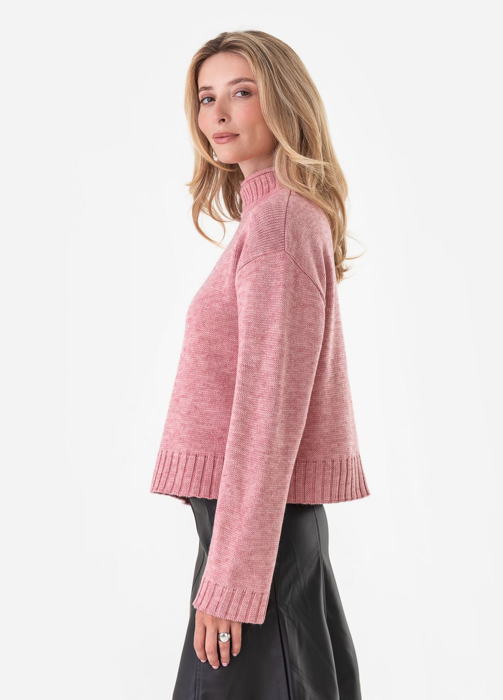 Розовый свободный свитер - стойка SVTR