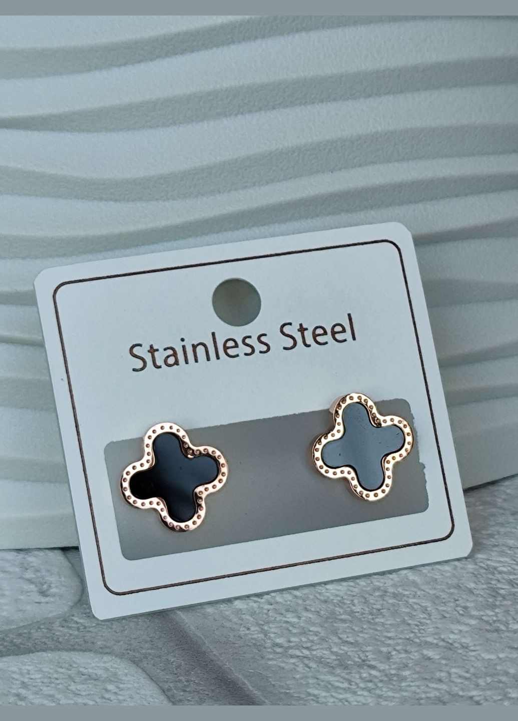 Трендові сережки Конюшина клевер чорна емаль під золото медсталь цвяшки кульчики Stainless Steel (336517411)