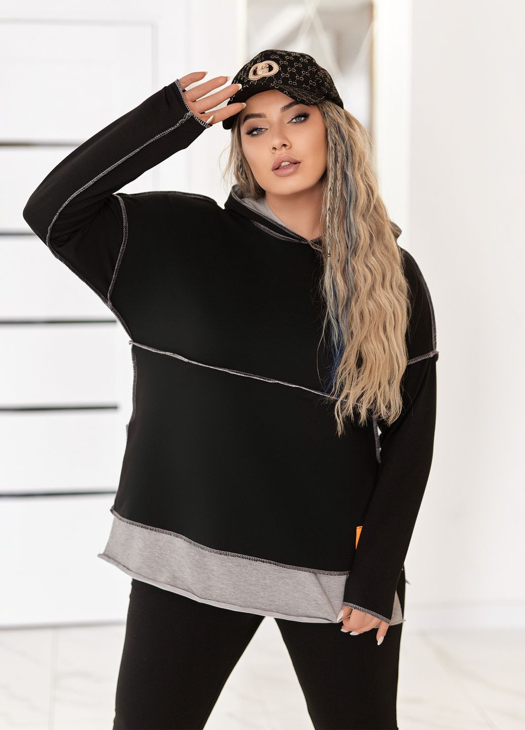 Кэжуал костюм женский с оверлочными швами (худи + штаны) No Brand (329369539)