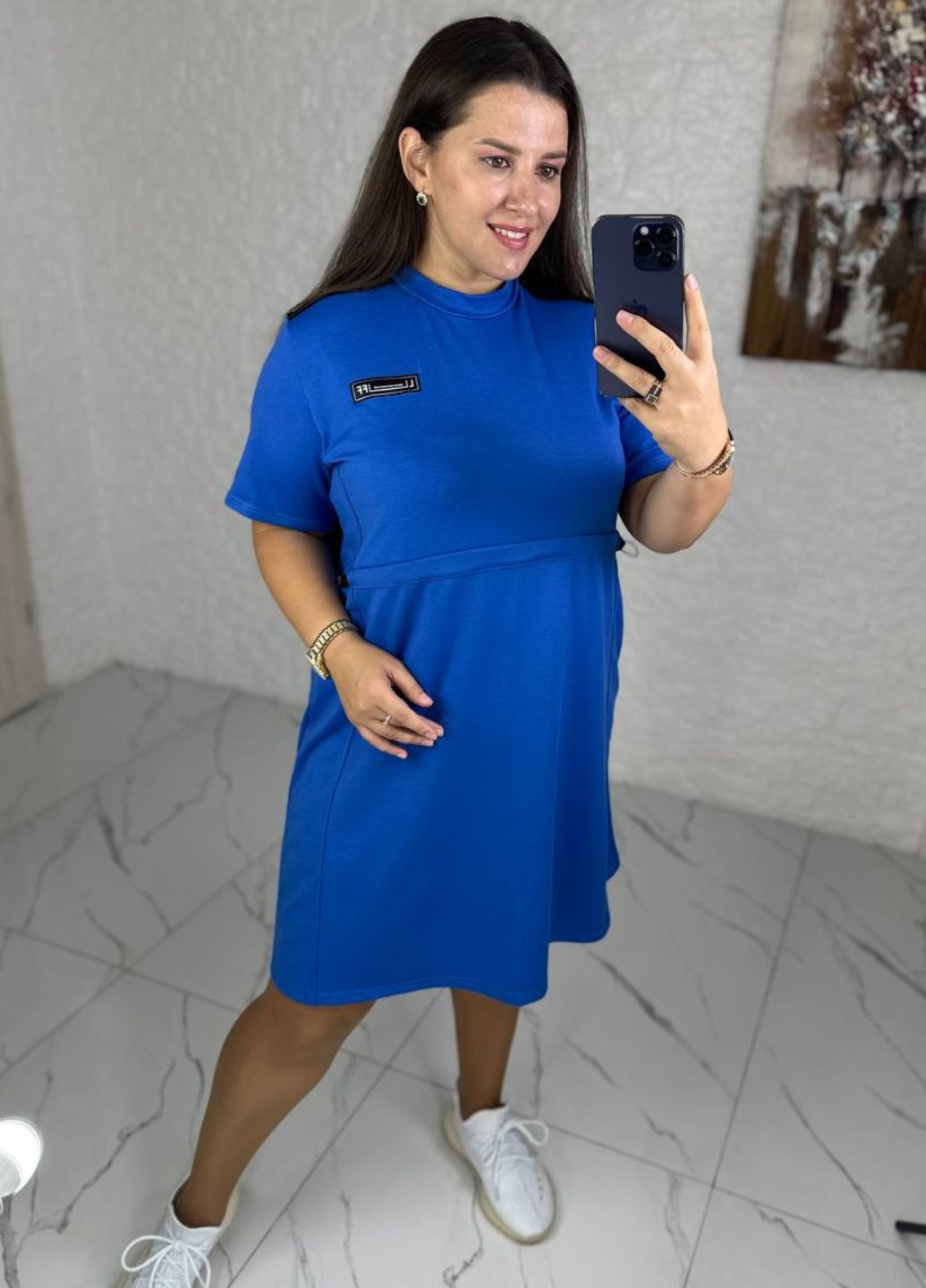 Синее повседневный спортивное платье с резинкой на талии и нашивкой на груди платье-футболка Tik-Tak однотонное