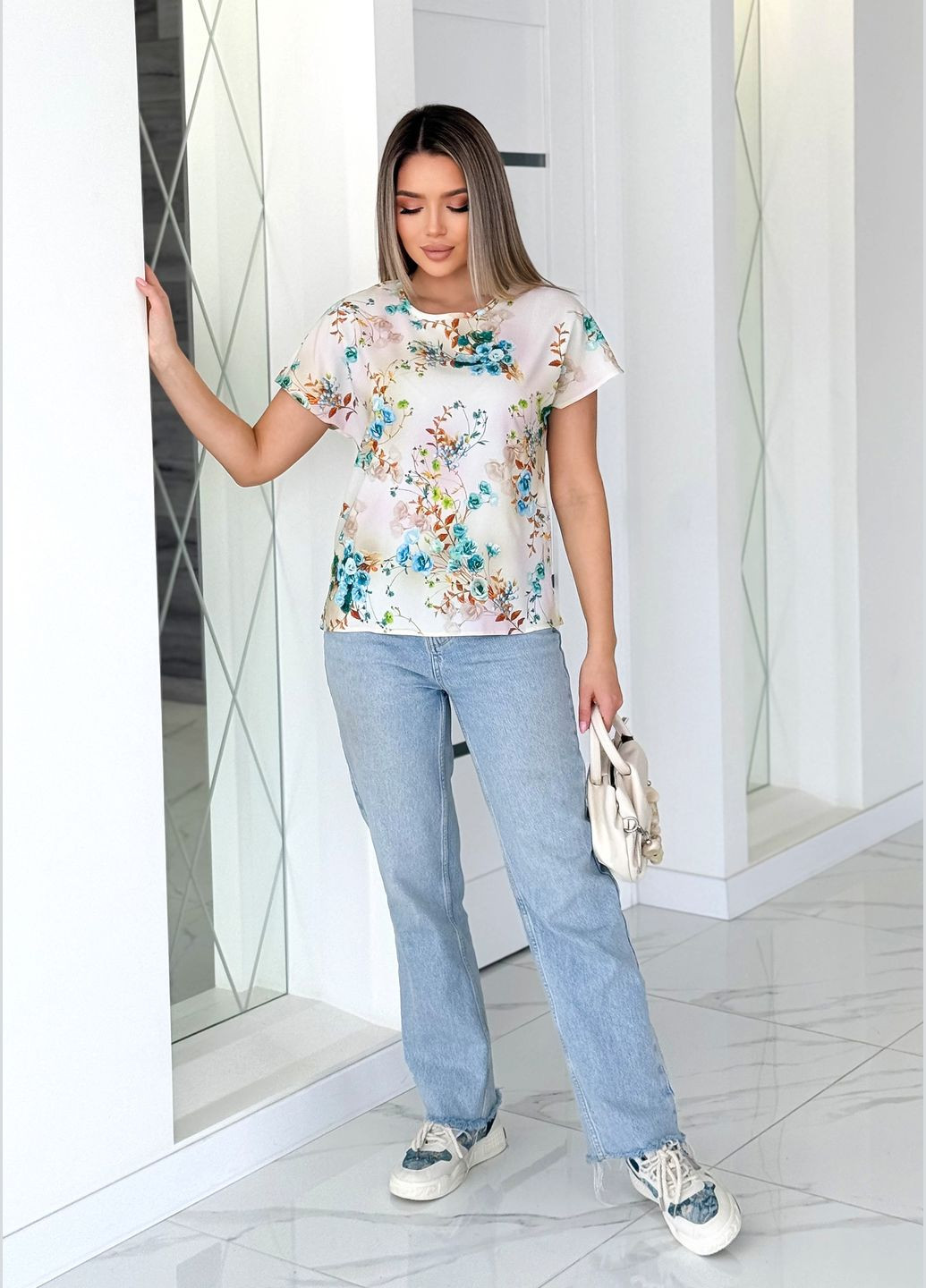 Белая летняя блузка-футболка прямого кроя с нежным цветочным принтом INNOE Блуза-футболка