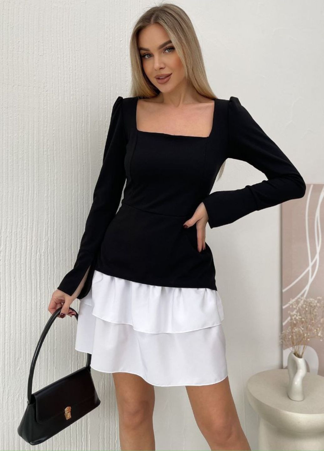 Черно-белое вечернее изысканное приталенное вечернее мини платье с баской и воланами на юбке. с баской Tik-Tak колор блок