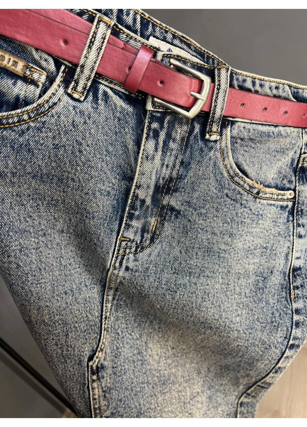 Спідниця жіноча джинсова ZJY 68007 розріз попереду стрейчева нижче коліна з ременем темно-синя No Brand (322665367)