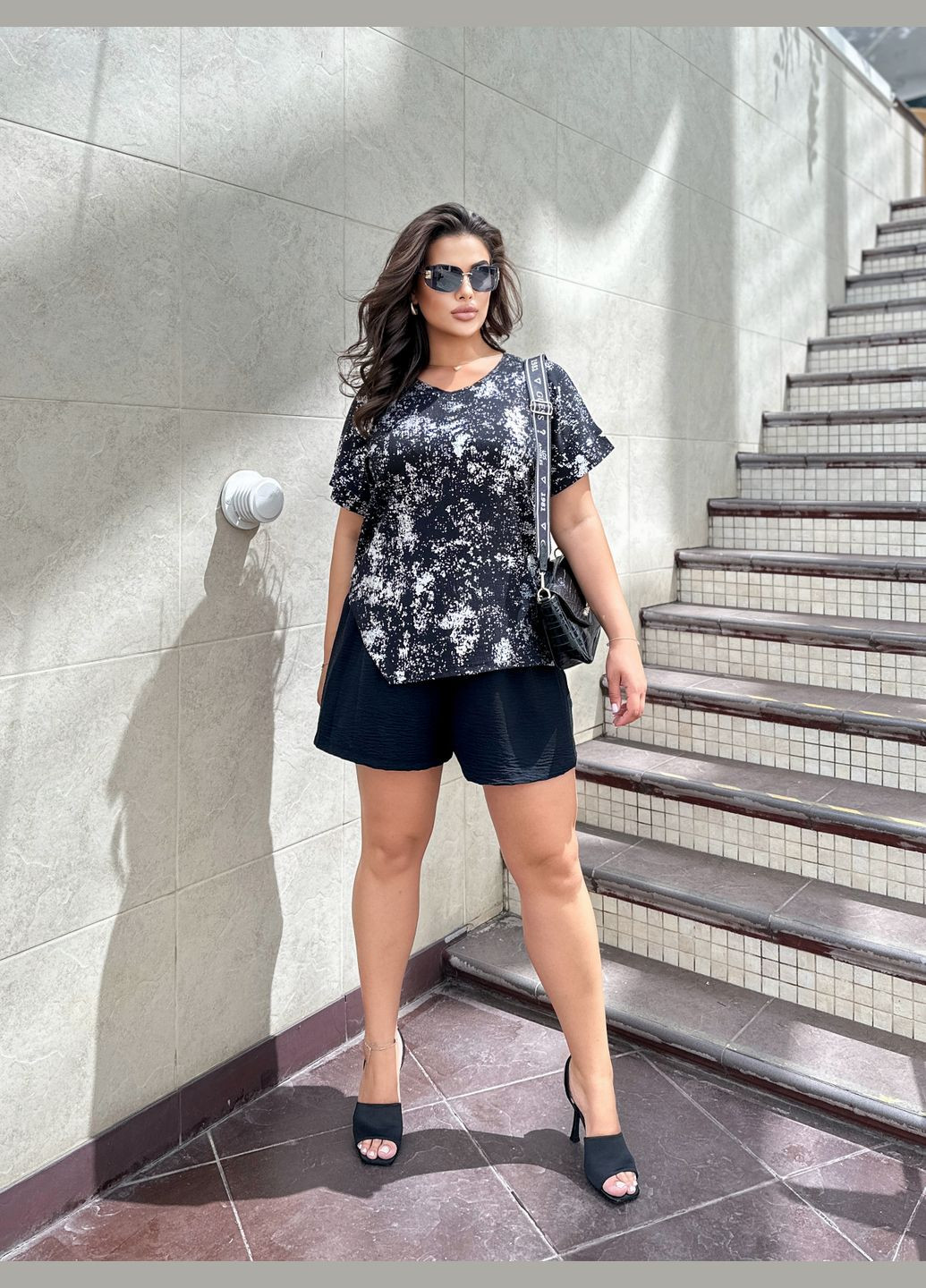 Футболка з вирізом No Brand - (298075581)