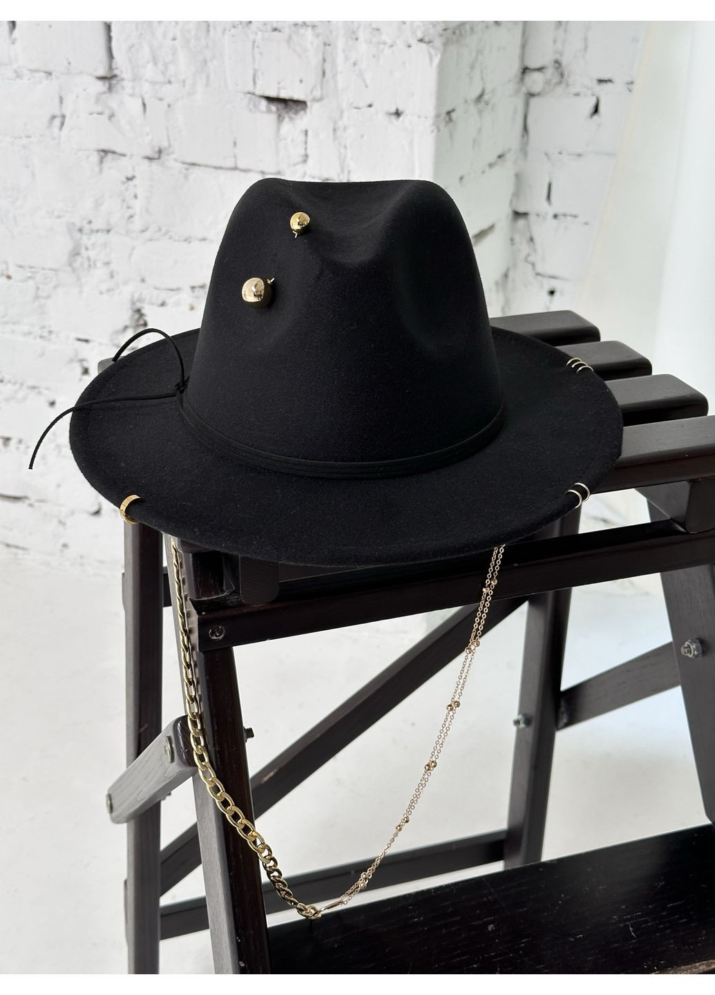 Капелюх Федора зі стійкими полями, пірсингом, шпилькою і подвійним ланцюгом чорний No Brand (368337408)