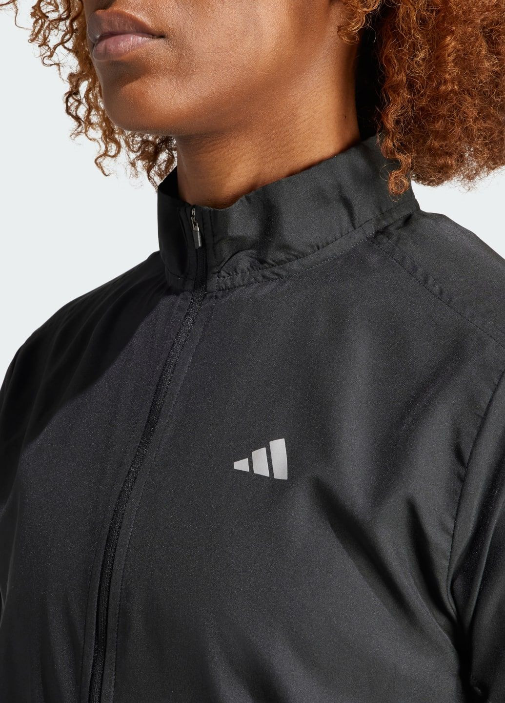 Чорна демісезонна куртка run it short sleeve adidas