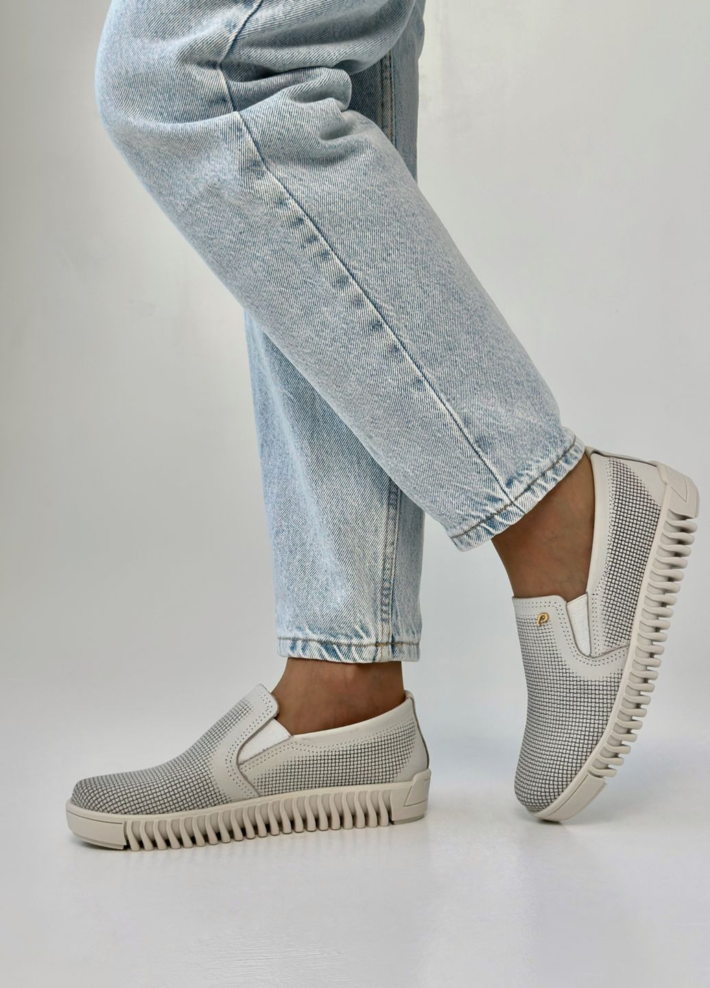 Светло-серые слипоны женские кожаные Pegada