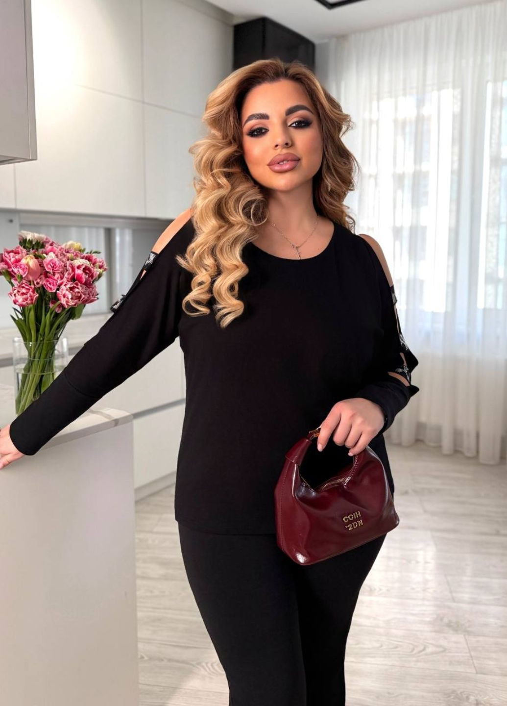 Чёрная женская блуза свободного кроя с широкой горловиной, вырезами на рукавах и декоративной резинкой с камешками. Україна