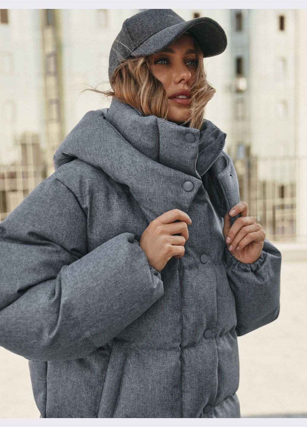 Сіра зимня пуфер сірого кольору зі знімним капюшоном Dressa