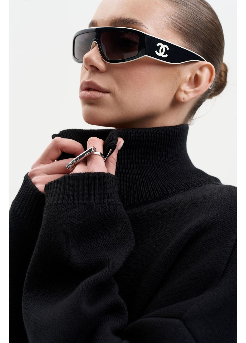 Черный демисезонный свитер с бегунцем s012 Twice