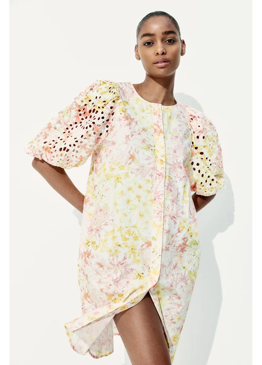 Белое платье с вышивкой H&M однотонное