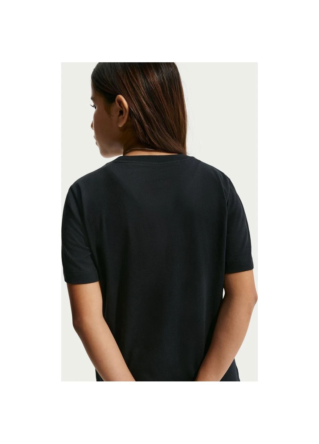Черная демисезонная футболка подростковая черная ii0385-010 Nike SPORTSWEAR