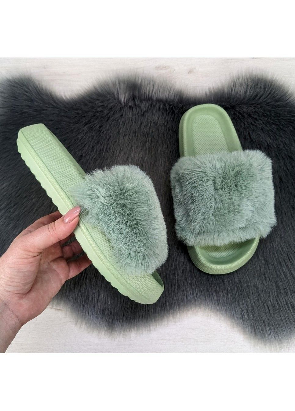 Оливковые шлепанцы женские меховые на пенковой подошке Fashion