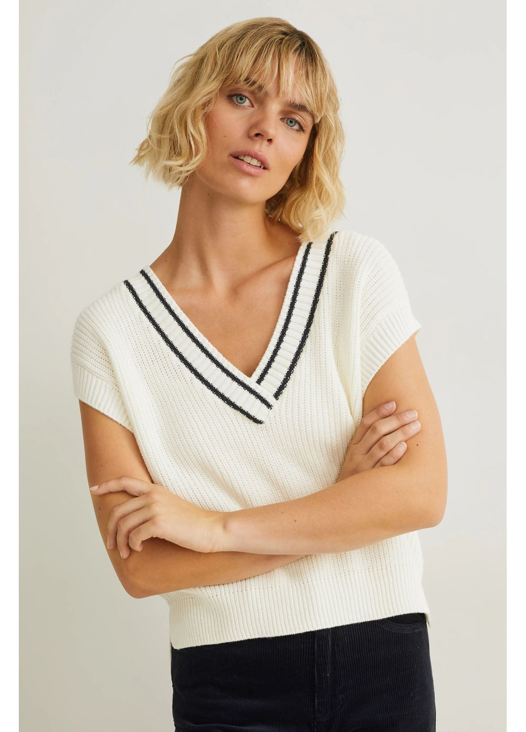 Молочный женский вязаный жилет C&A однотонный - демисезонный