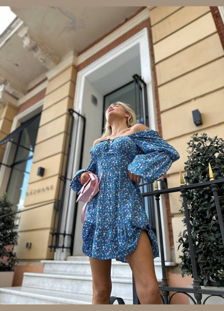 Блакитна кежуал сукня приталеного крою з легкої тканини з відкритими плечима Adelante з квітковим принтом