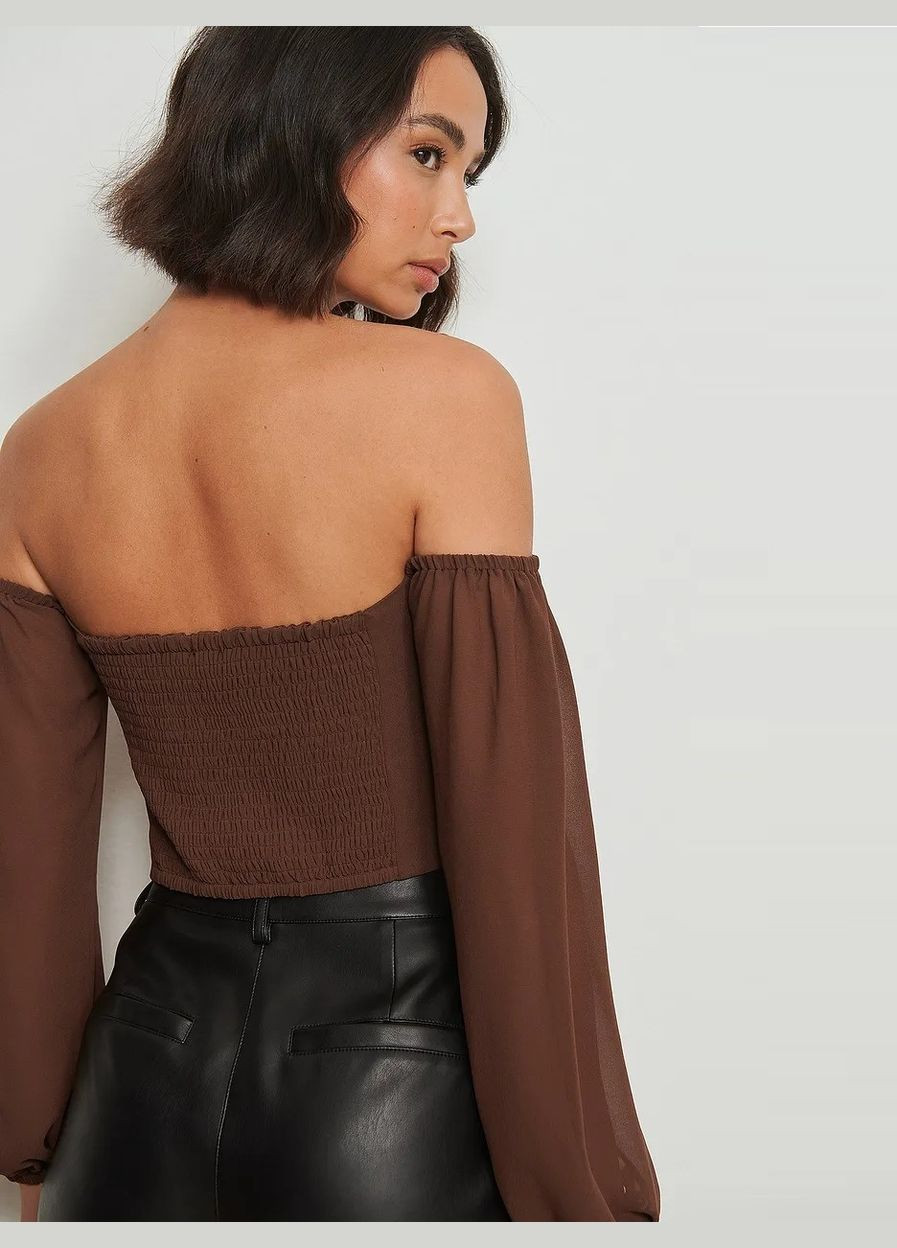 Коричнева блуза з відкритими плечима NA-KD