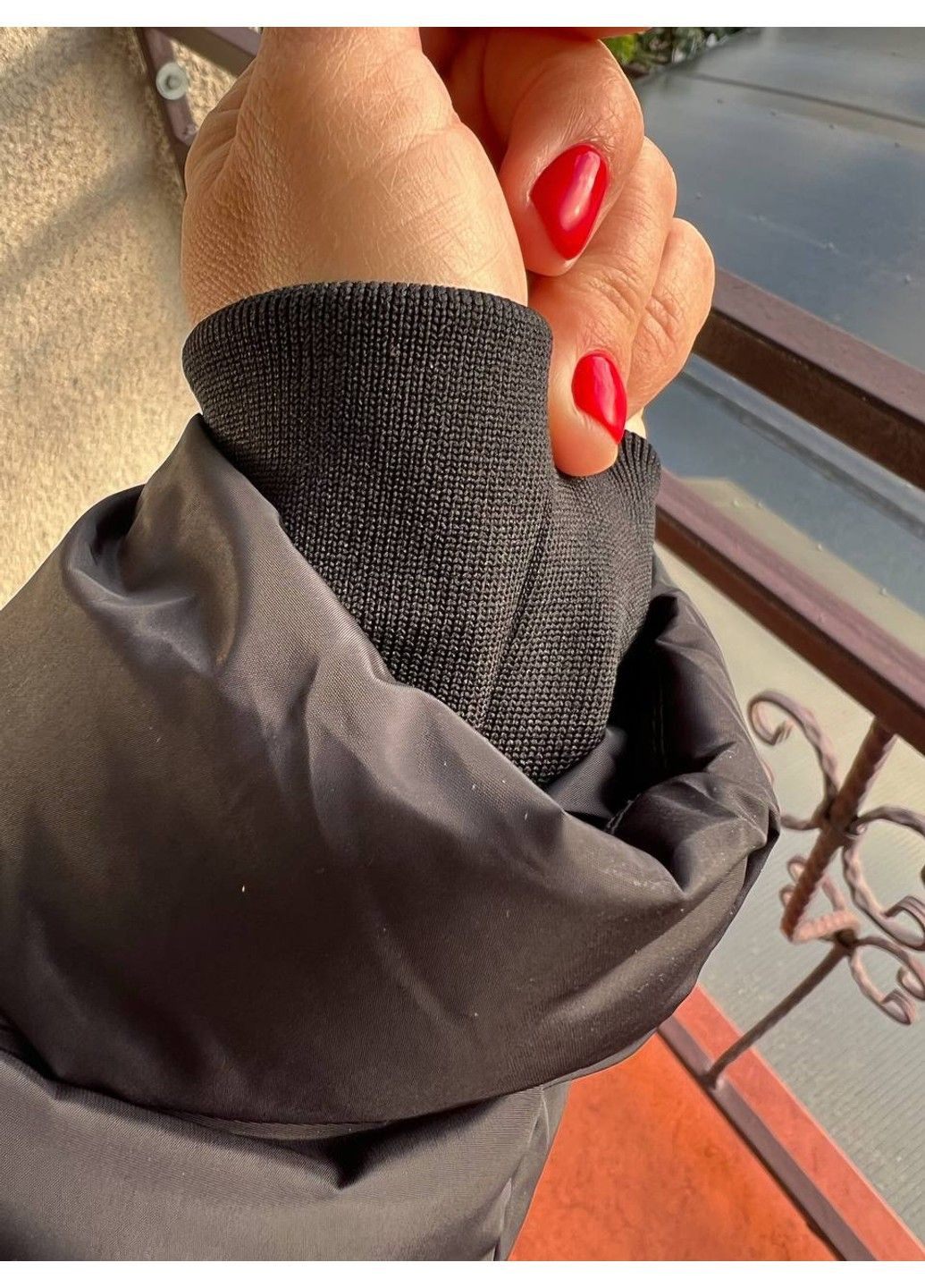 Черная демисезонная куртка женская 9068 оверсайз укороченная надпись впереди с капюшоном Lady yep