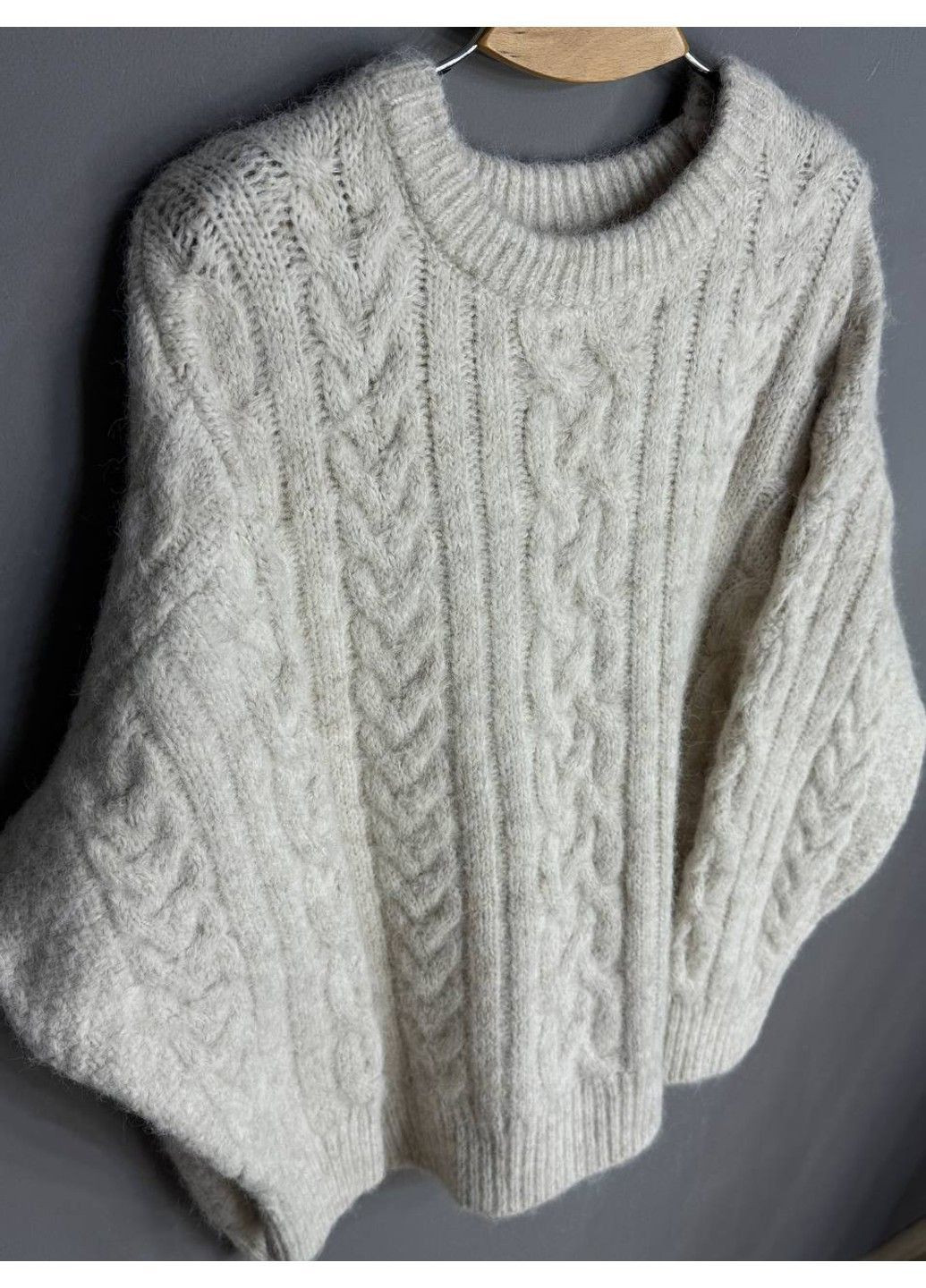 Молочний демісезонний светр жіночий a-n 3324 оверсайз крупна в’язка букле коси довгий one size No Brand