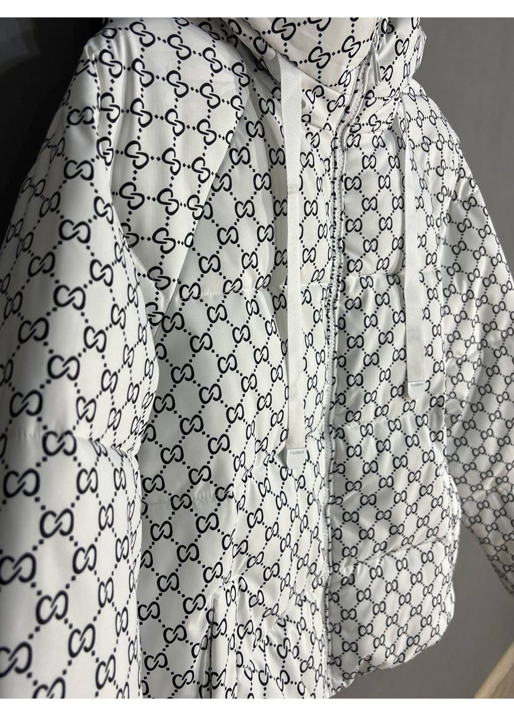 Біла демісезонна куртка жіноча 1630 візерунок середня довжина з капюшоном біла HAIZIYUAN