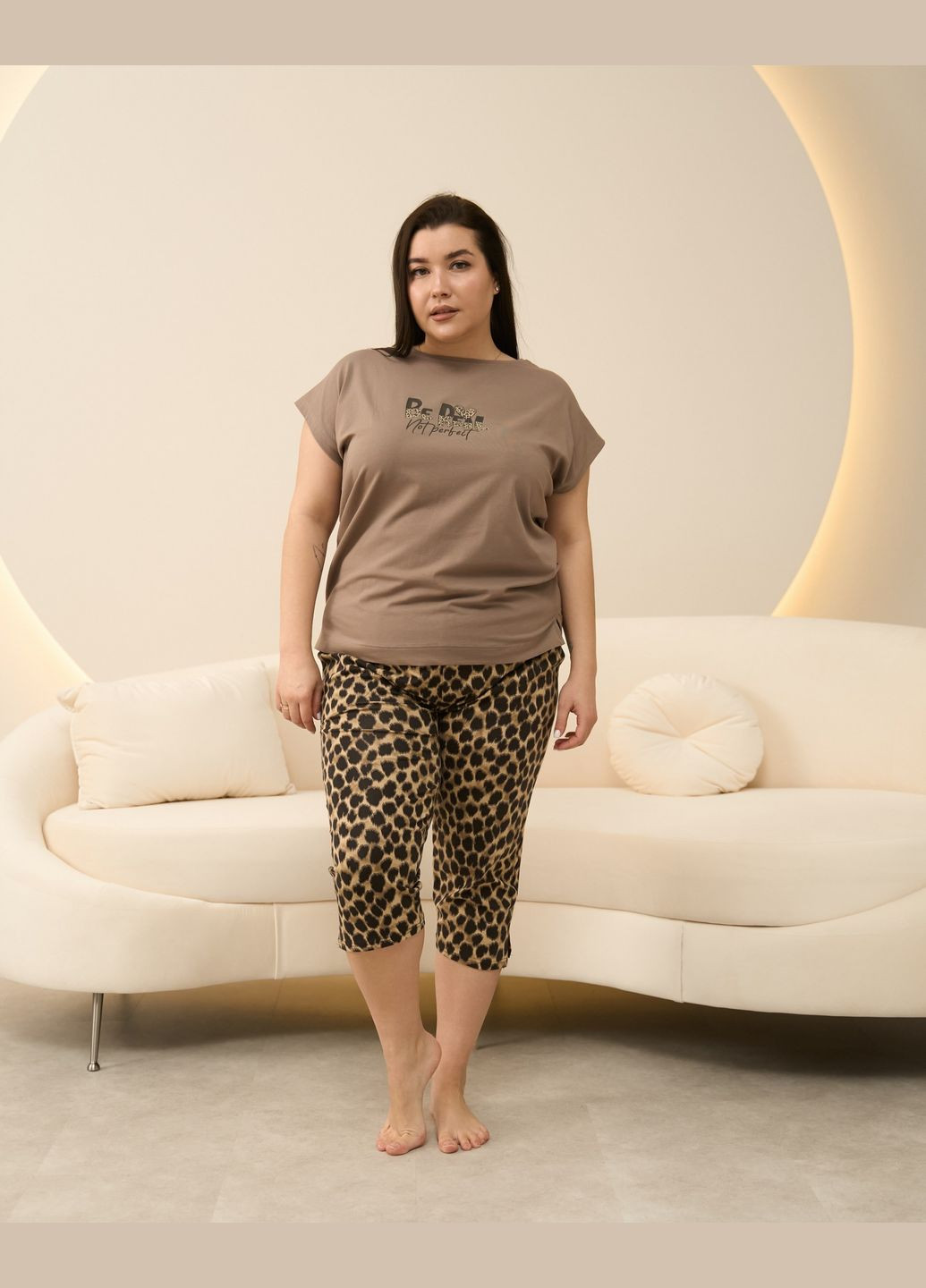 Світло-коричнева всесезон піжама жіноча футболка+капрі трикотажна леопардовий принт розмір 2xl, 3xl, 4xl, 5xl футболка+ бриджі Nicoletta