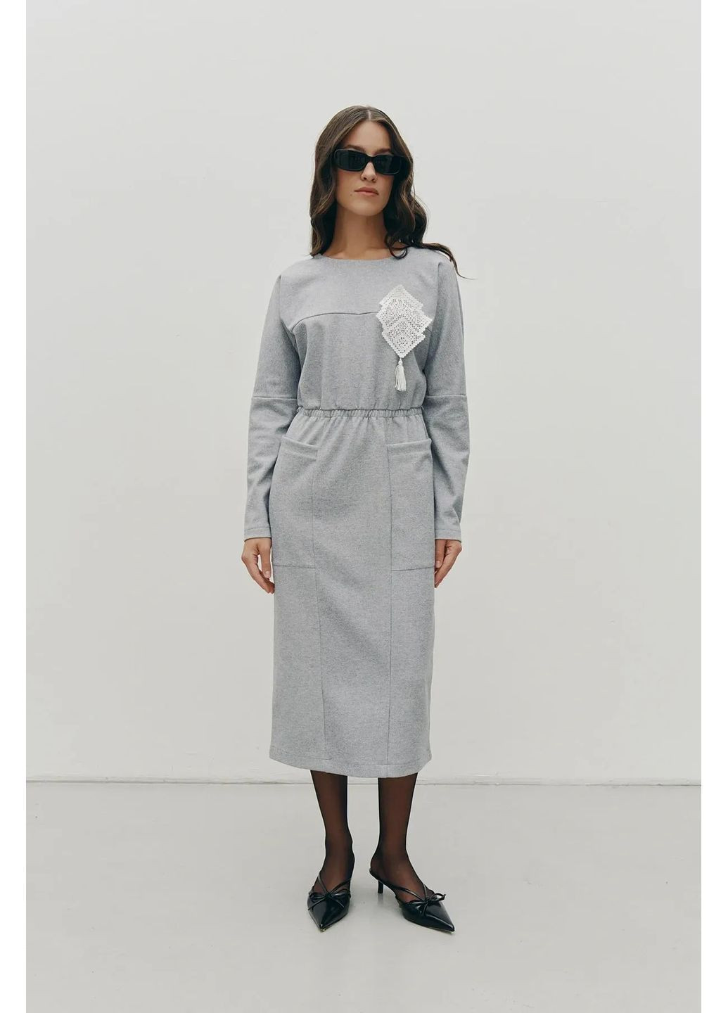 Серое теплое платье меди с брошью, цвет серый Rica Mare
