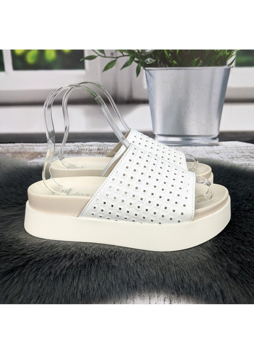 Белые шлепанцы женские Purlina